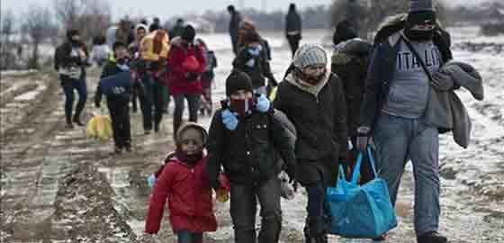 familias refugiados muchos procedentes oriente proximo llegan pie serbia para continuar viaje hacia europa occidental este lunes 14531311954591