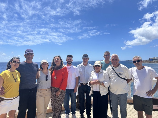Luis de la Barrera, portavoz de Drago Gran Canaria —5º izqu.—, junto con representantes de la Plataforma por un Litoral Limpio.//Cedida