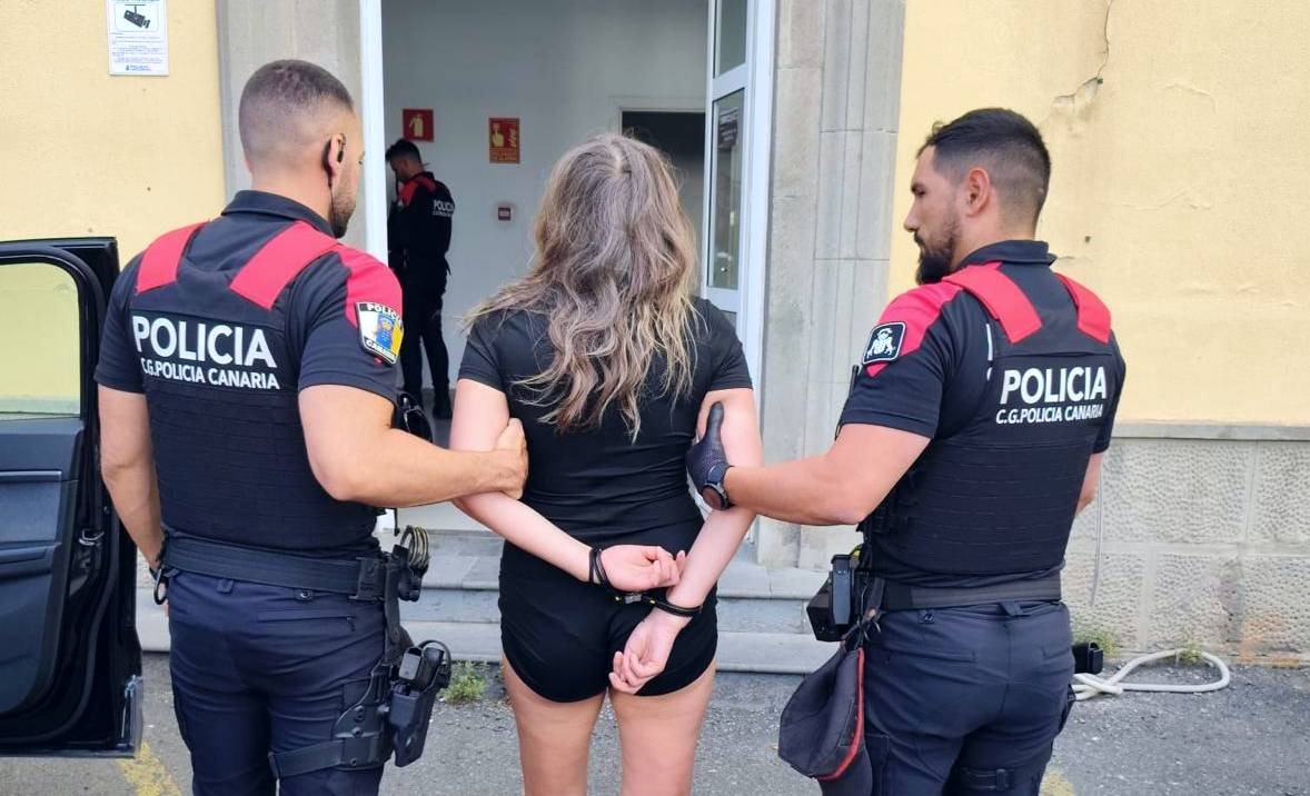La Policía Autonómica detiene a una mujer con una orden de ingreso en prisión en Gran Canaria.//Cedida