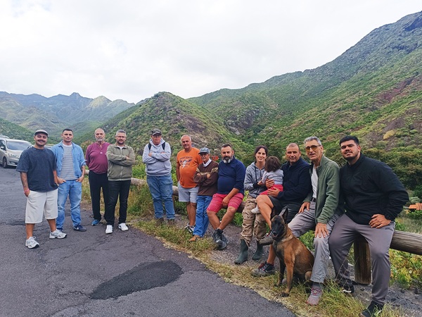 Aitor Montelongo (2º izqu.), portavoz de Drago Santa Cruz de Tenerife, junto a vecinos y vecinas del Camino El Cercado tras la reunión.//Cedida
