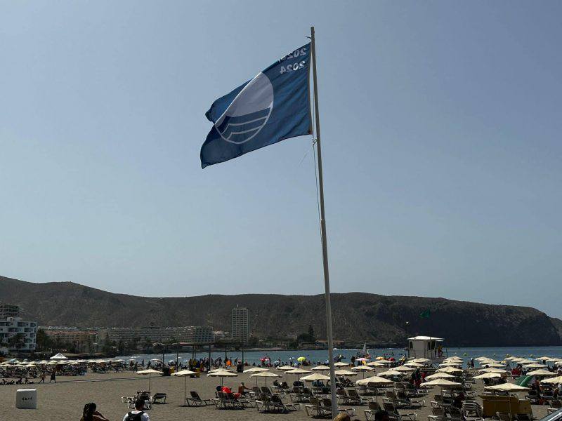 Bandera azul en una playa de Arona.//Cedida