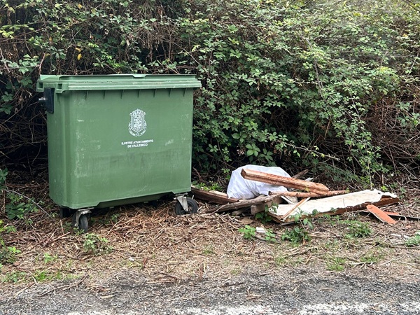 Basura y escombros acumulados en distintos puntos del municipio de Valleseco, en Gran Canaria.//Cedida