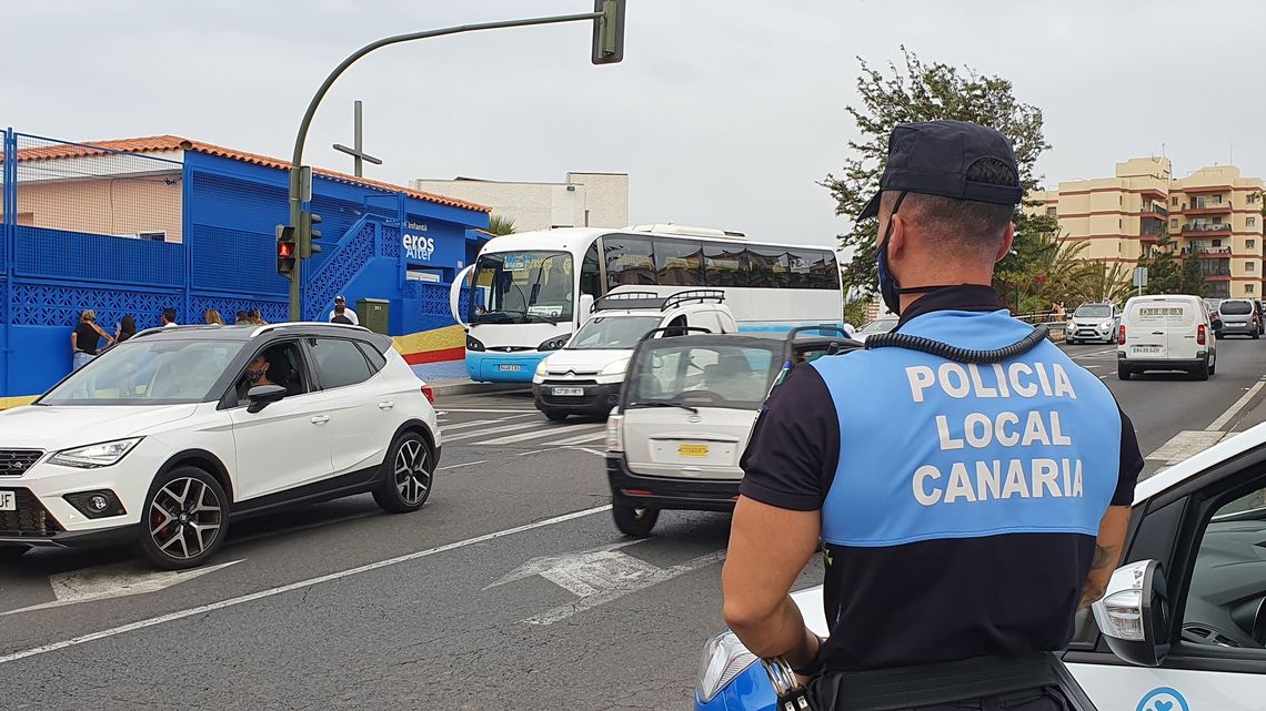 Un agente de la Policía Local de Santa Cruz de servicio.//Cedida