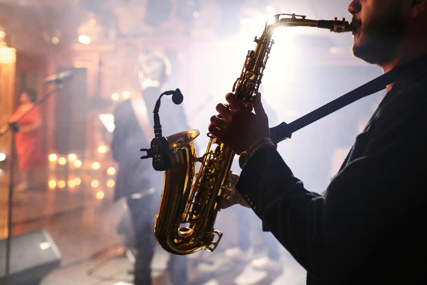 Saxofonista tocando en el escenario